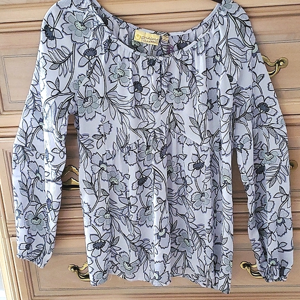 PRINCESS VERA WANG TOP. sixe Medium. BLUE floral long sleeve top.